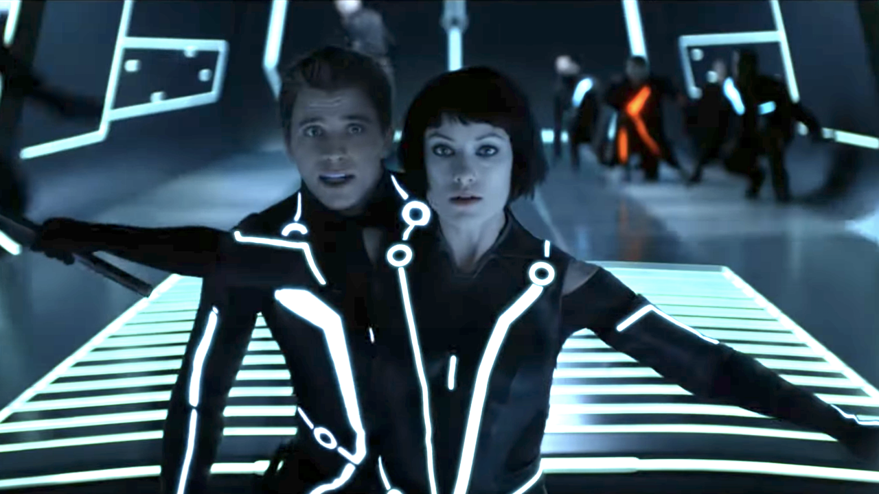 olivia wilde protecting garrett hedlund in tron: legacy