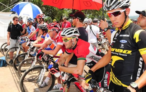 The elite men try to stay cool. It was 92 degrees Fahrenheit at the start.
