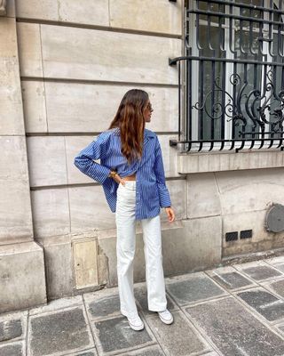 @saraloura wearing white jeans, Converse and blue striped shirt