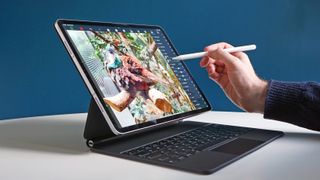 iPad Pro 12.9 (2022) en una mesa