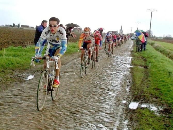 Fr&eacute;d&eacute;ric Moncassin (GAN) leads the favourites in 1998