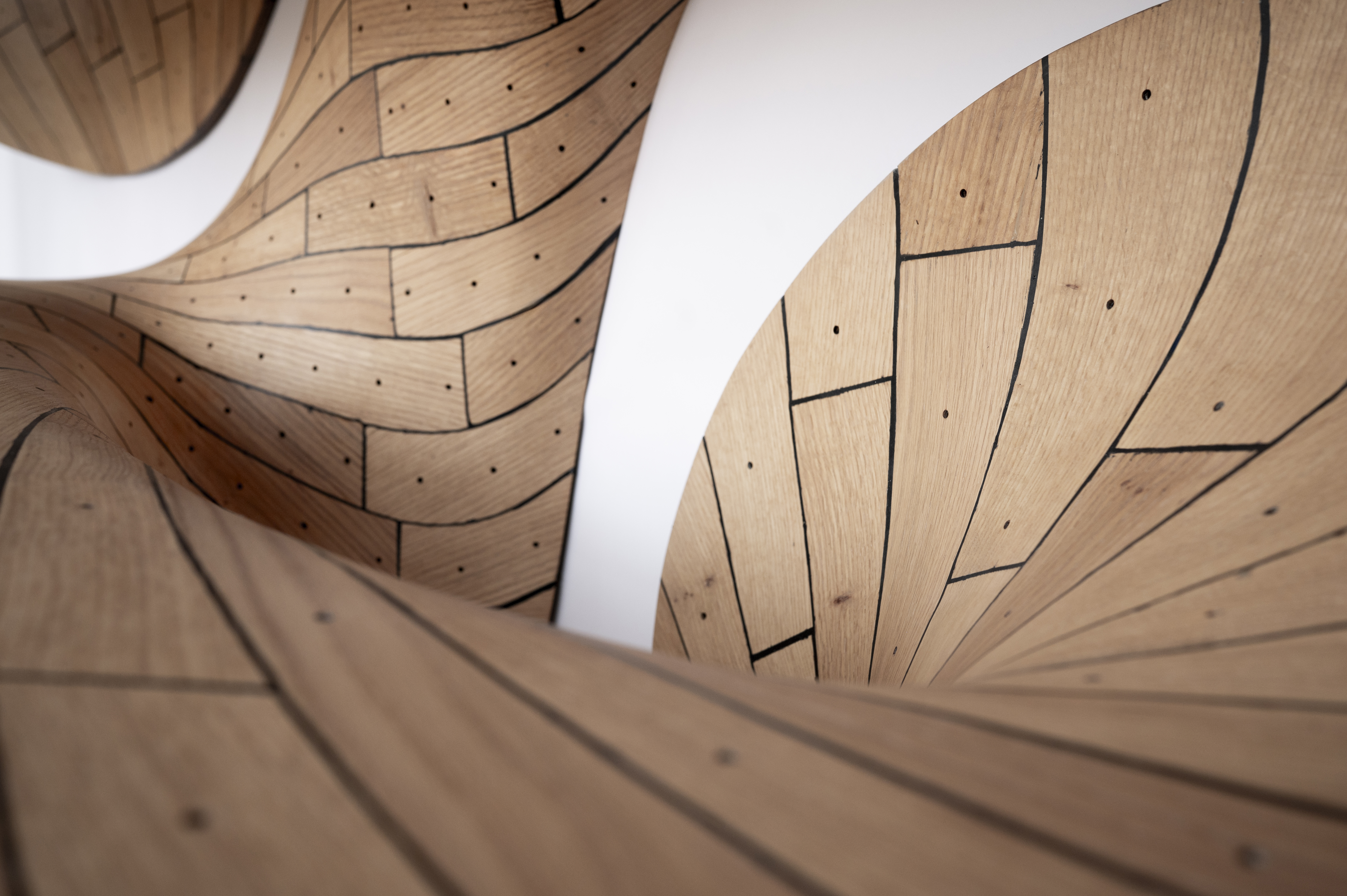 Joris Laarman shelf made of bent plywood