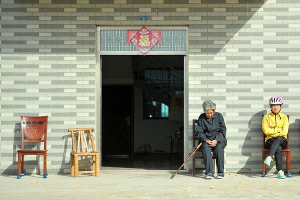 One of the Liyang Shuixicun Villiage locals take five