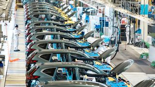 Honda announced the suspension of operations in five automotive manufacturing plants, citing the lack of legacy chips from Nexperia as the reason behind the move.