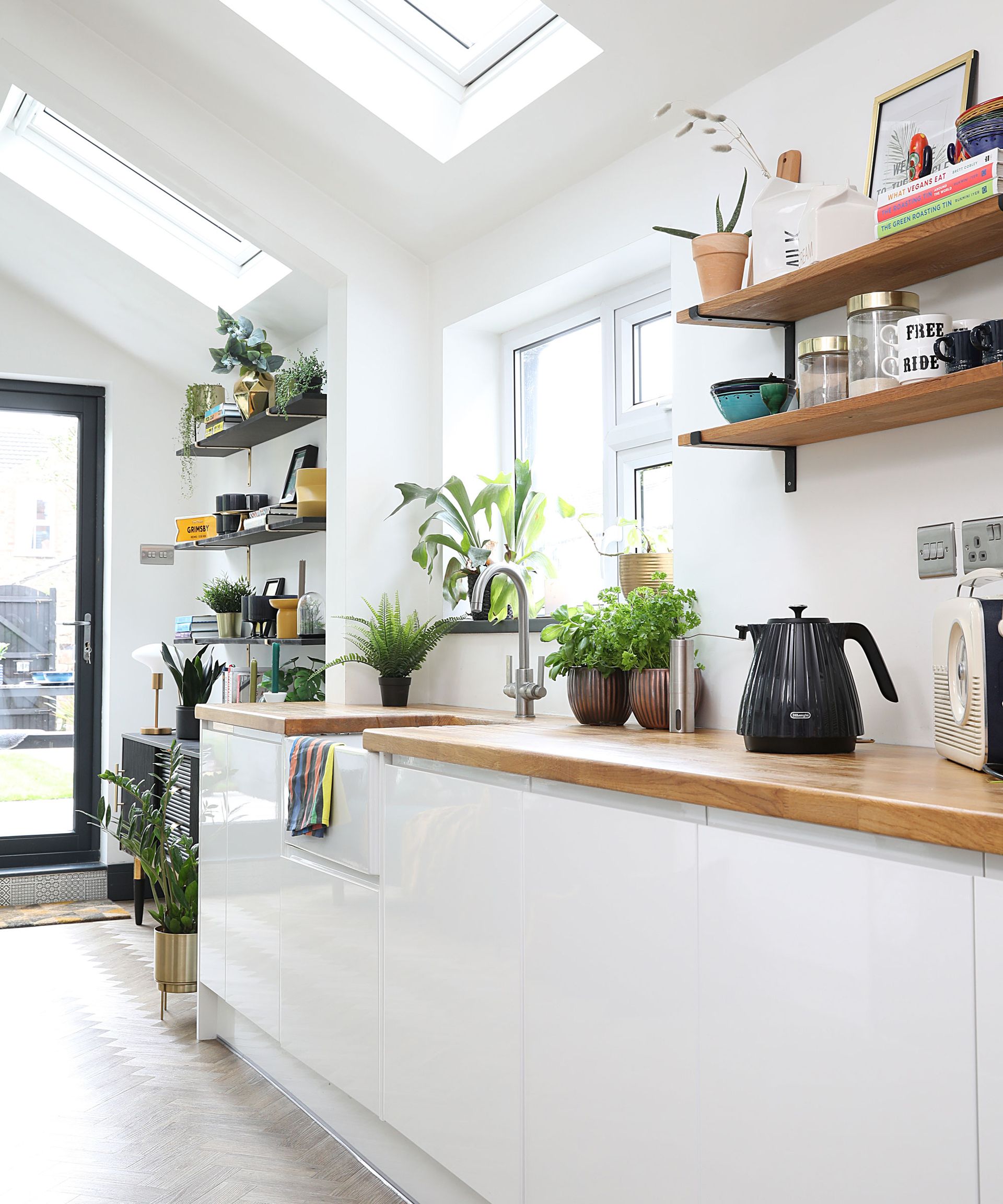 Rumah bersejarah Leila dan Joe dipenuhi cahaya dan warna