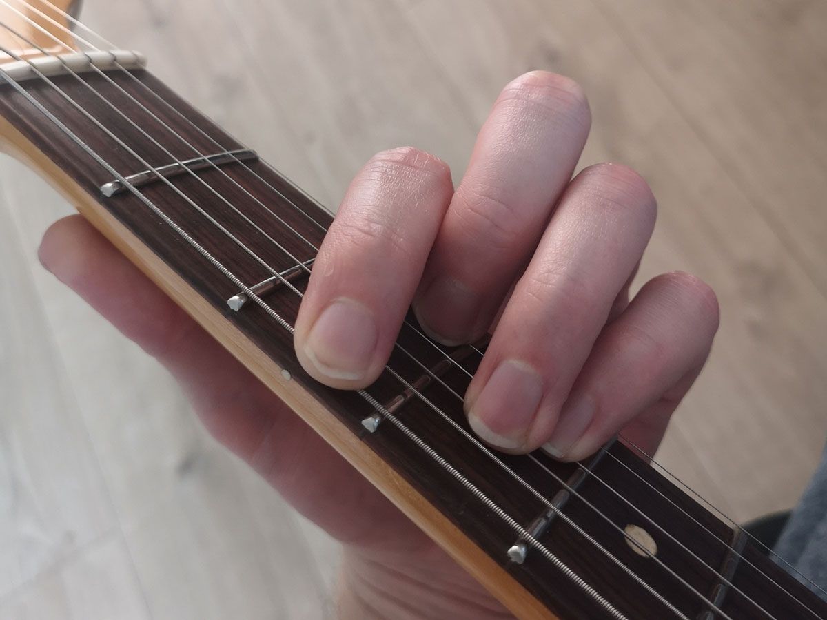How to play the G chord on guitar
