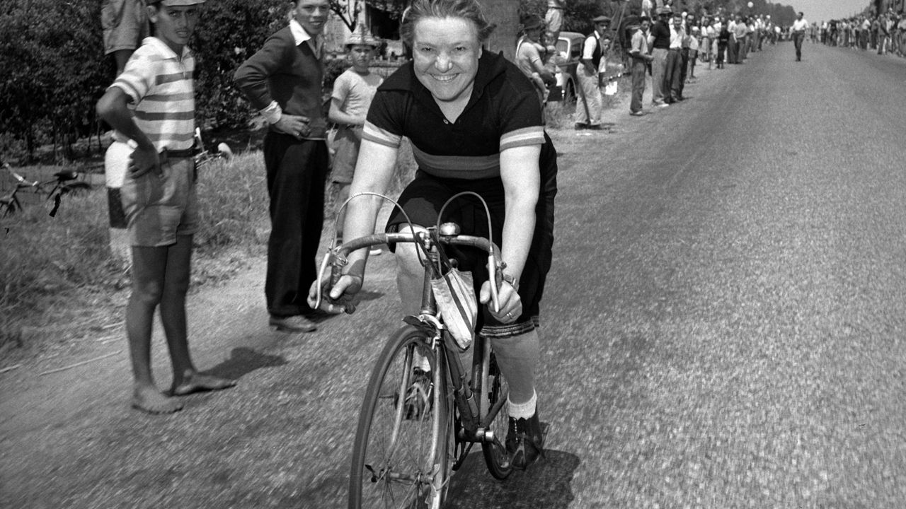 Alfonsina Strada during the 35th Giro d&#039;Italia, June 1952. 