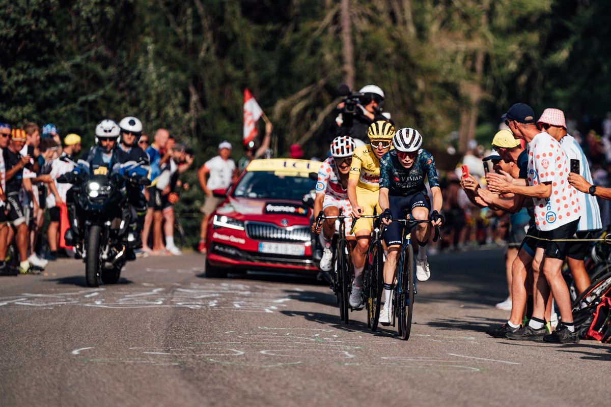 Jonas Vingegaard, Tadej Pogačar and Richard Carapaz tackle the Col de la Couillole