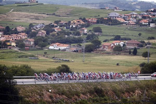 The peloton en route from Santander to Fuente D&eacute; during stage 17 of the Vuelta.