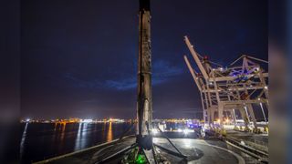 Ένας ενισχυτής SpaceX Falcon 9 εμφανίζεται στο Port Canaveral μετά την επιστροφή του στο σπίτι του στο Cape Canaveral της Φλόριντα μετά την εκτόξευσή του και την προσγείωση στις 17 Ιουνίου 2021.
