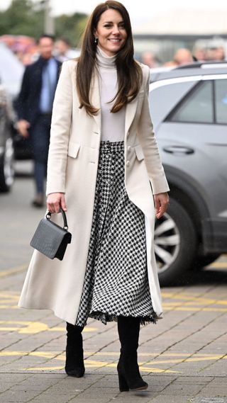 kate middleton in black boots