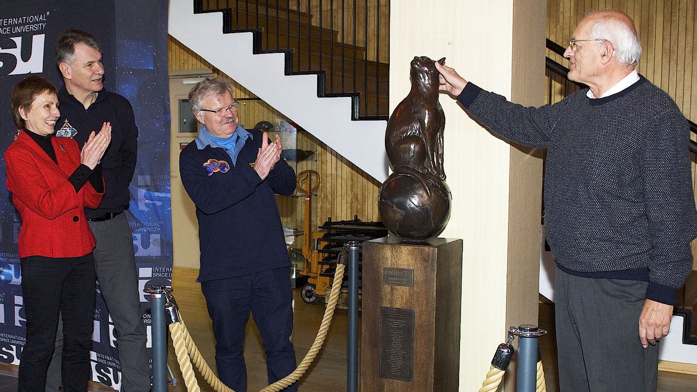 The unveiling of the Félicette statue honoring the first cat in space.