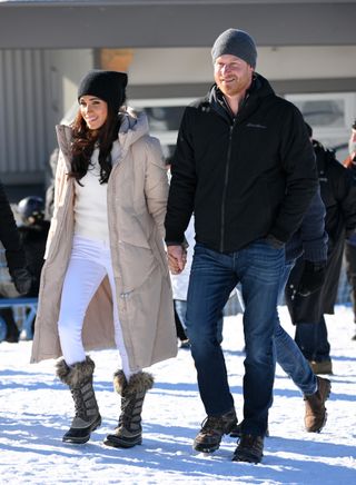 meghan markle in vancouver canada wearing white skinny jeans and snow boots with a black beanie