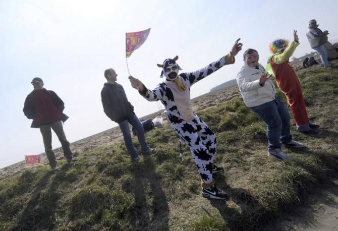 Some fans dressed up to cheer on the passing racers