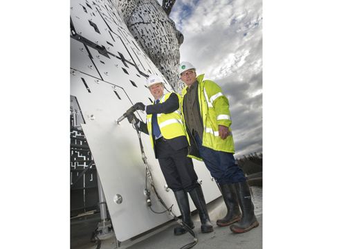 Keith Brown MSP and Sculptor Andy Scott put in the last rivet to complete the Kelpies