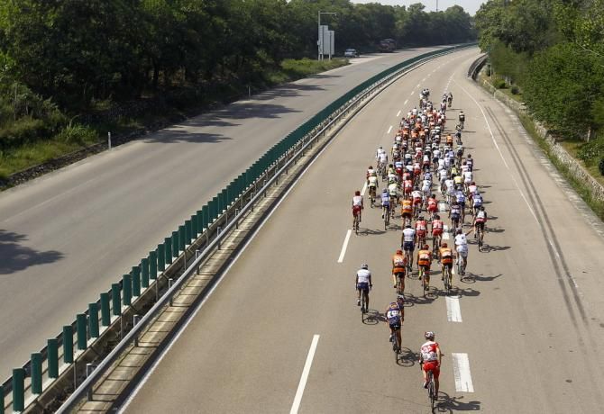 The peloton take on stage 7 of the Tour Hainan