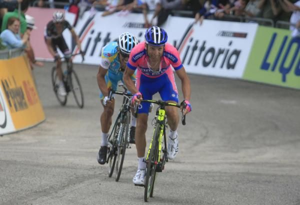 Michele Scarponi (Lampre - ISD)tries to drop Paolo Tiralongo (Astana)