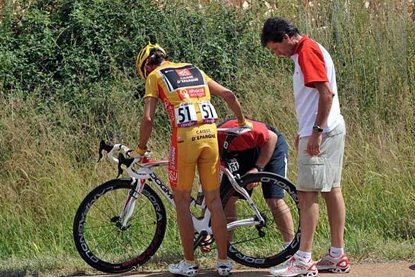 Alejandro Valverde (Caisse d'Epargne) gets a wheel change.