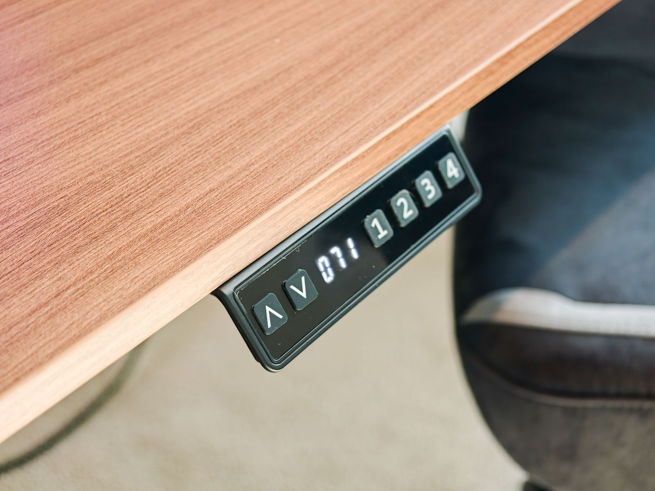 Closeup of the height adjuster of the Arozzi Arena Nordico Electric Standing Desk