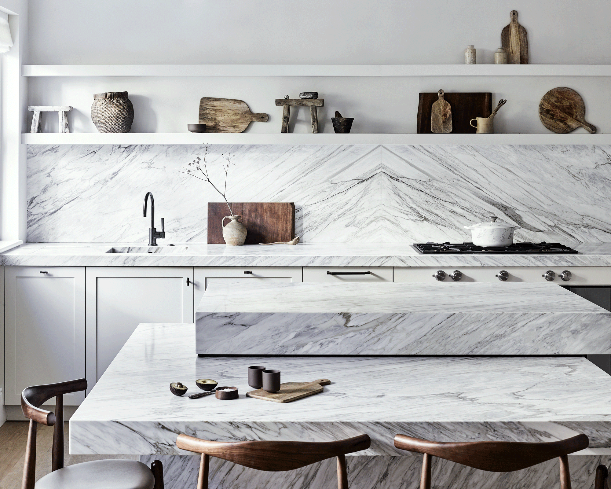 Kitchen with deeply veined white marble on the island, worktop and splashback