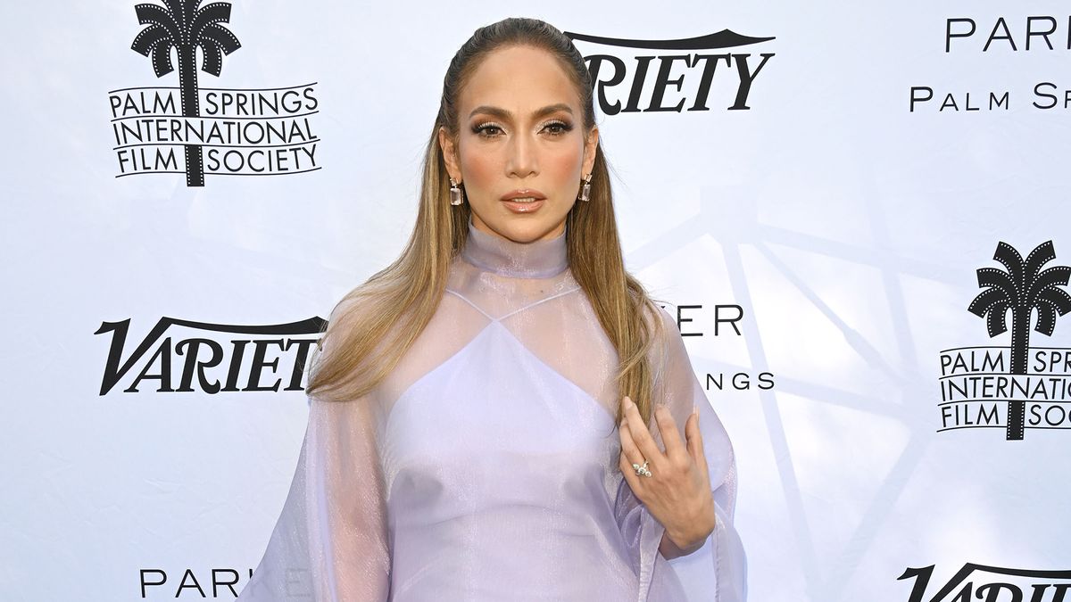 Jennifer Lopez élève sa tendance de chaussures nues préférée avec une mini-robe éthérée