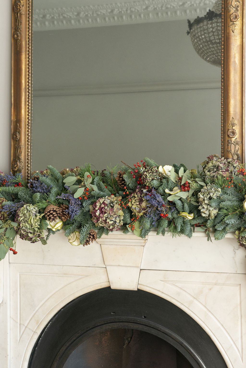 6 tips to decorate your fireplace with a Christmas garland | Livingetc