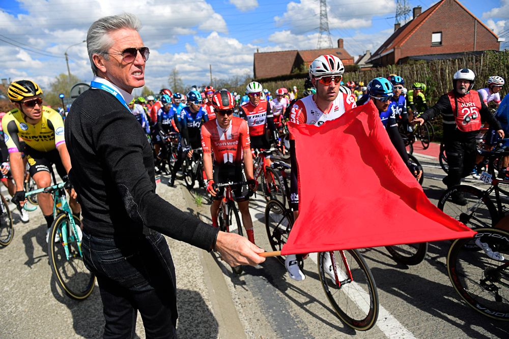 Officials temporarily stop Dwars door Vlaanderen