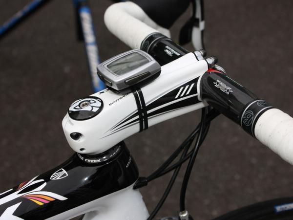 The Bontrager Race XXX Lite carbon stem is slammed right atop the headset for a low and aggressive position.