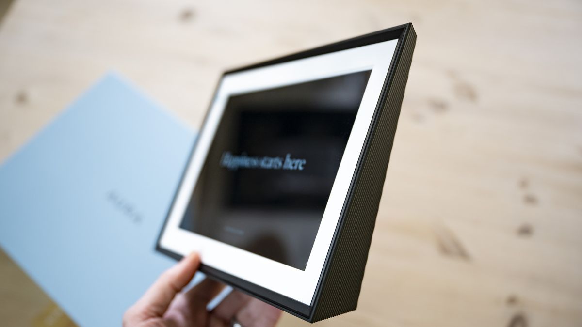 Side of the Aura Carver Mat digital frame