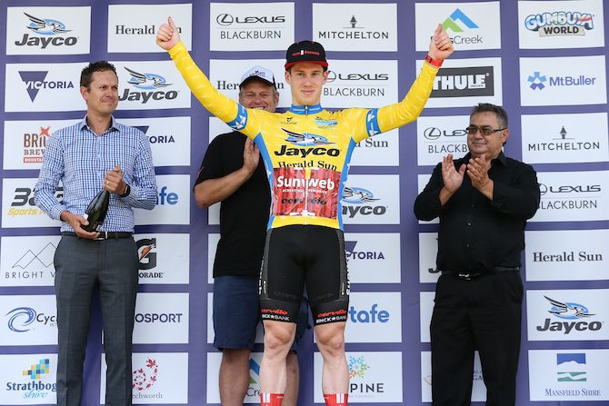 Sunweb&rsquo;s Alberto Dainese salutes the crowd after taking the leader&rsquo;s jersey after stage 1