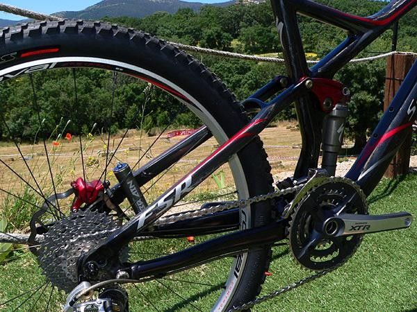 Carbon fiber seat stays help shave weight from the new chassis.
