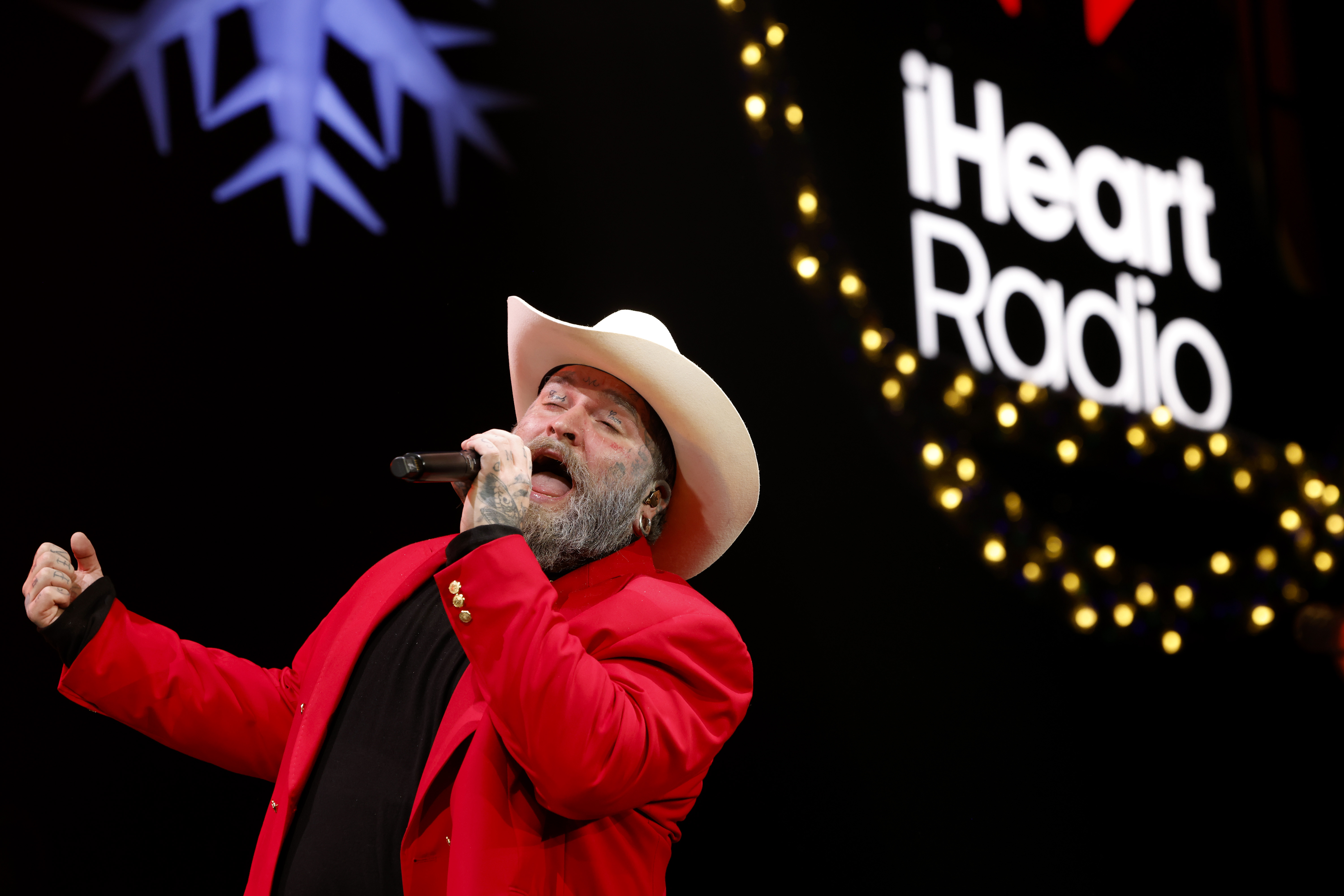 Teddy Swims performs during iHeartRadio 103.5 KISS FM's Jingle Ball 2025 Presented By Capital One at Allstate Arena on December 08, 2025 in Rosemont, Illinois.