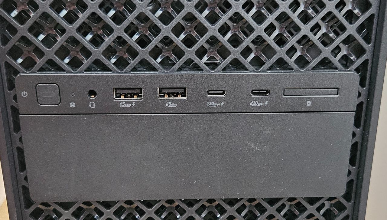 The HP Z4 G6i Workstation on a desk