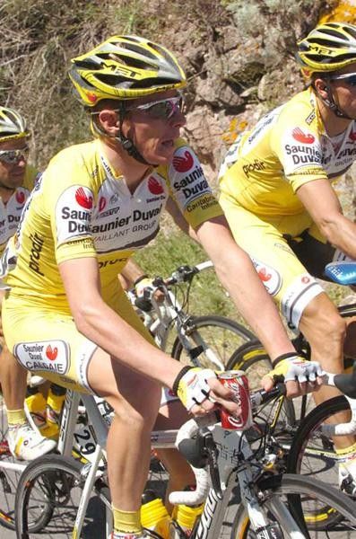 Riccardo Ricc&ograve; (Saunier Duval-Prodir) talks with his teammates.