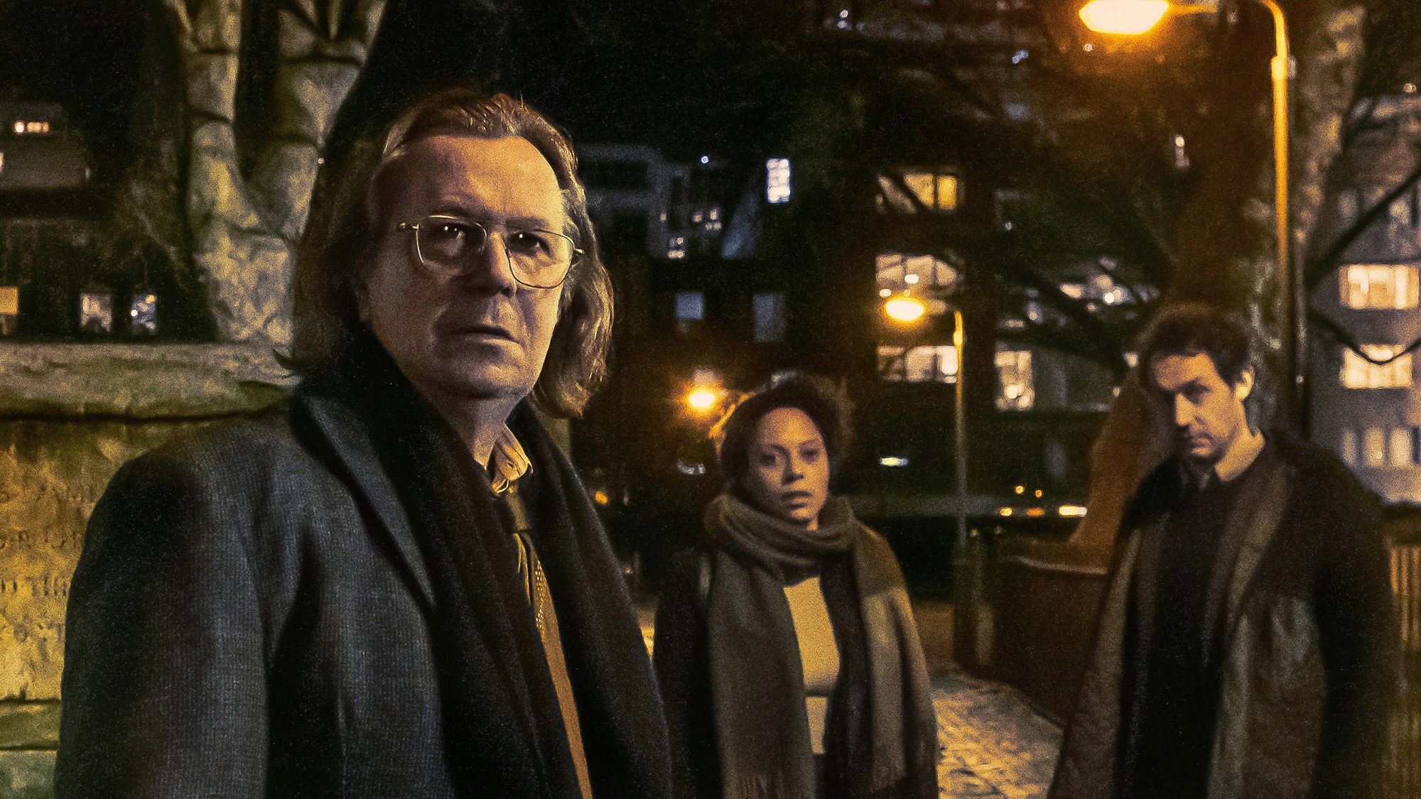 (De izquierda a derecha) Gary Oldman como Jackson Lamb, Rosalind Eleazar como Louisa Guy y Dustin Demri-Burns como (Min Harper) en Slow Horses, uno de los mejores programas de Apple TV Plus que ahora se transmiten en Apple TV +.