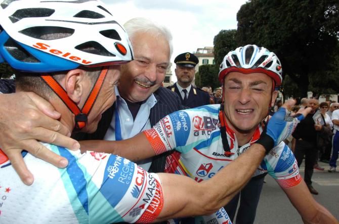 Mattia Gavazzi receives the congratulations from teammate Emanuele Sella (Androni Venezuela)
