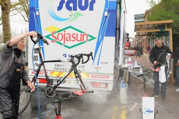 The Saur Sojasun mechanics set up shop in a bus stop