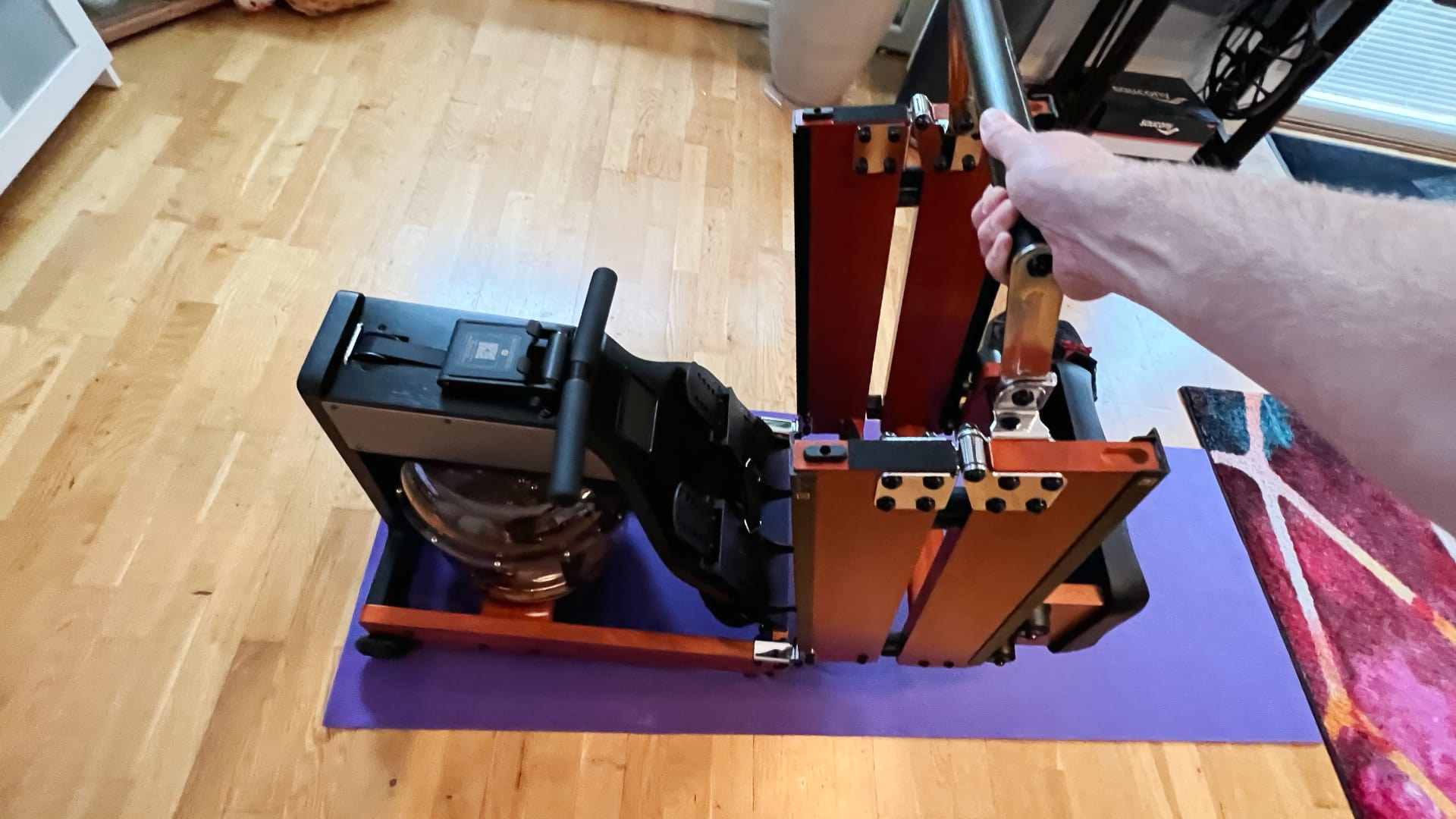 Kingsmith Rowing Pad Pro hopfällbar roddmaskin i vardagsrum