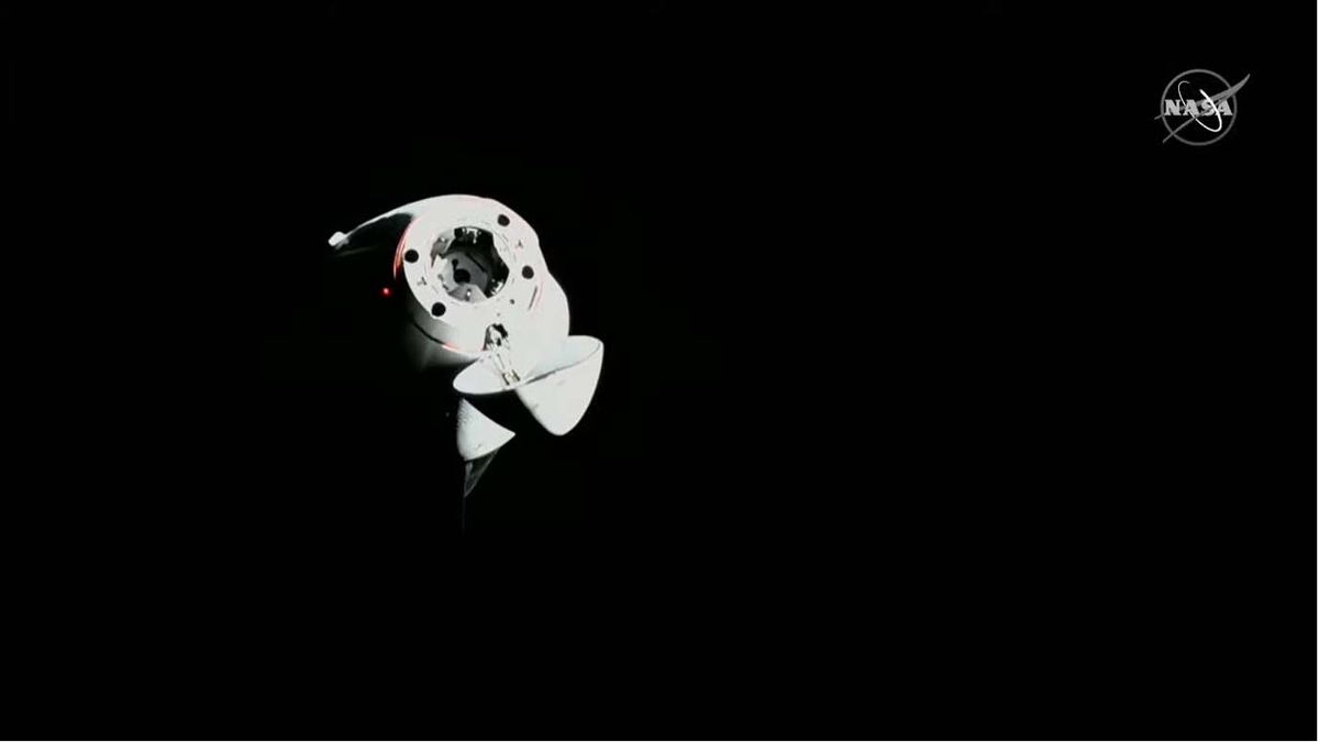 स्पेसएक्स क्रू-5 अंतरिक्ष यात्री स्प्रे करने के लिए स्पेस स्टेशन से निकलते हैं।  इसे लाइव देखें।