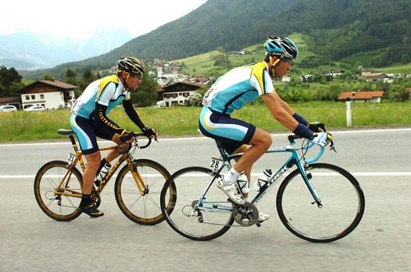 Jos&eacute; Luis Rubiera (Astana) leads teammate Lance Armstrong