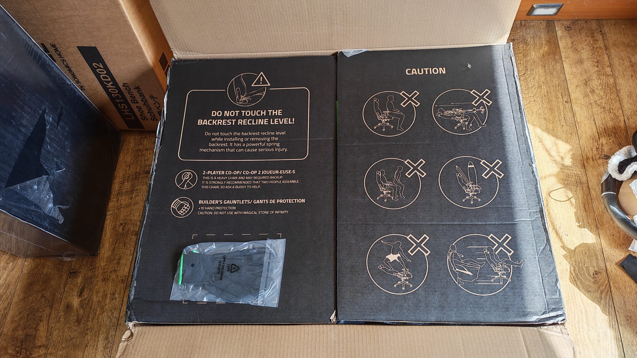 An image of the placard that can be seen when unboxing the Razer Iskur V2 NewGen