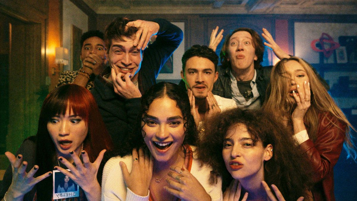 Brittany O’Grady, James Morosini, Alycia Debnam-Carey, Devon Terrell, Gavin Leatherwood, Reina Hardesty, Nina Bloomgarden and David Thompson in &quot;It&#039;s What&#039;s Inside&quot; on Netflix