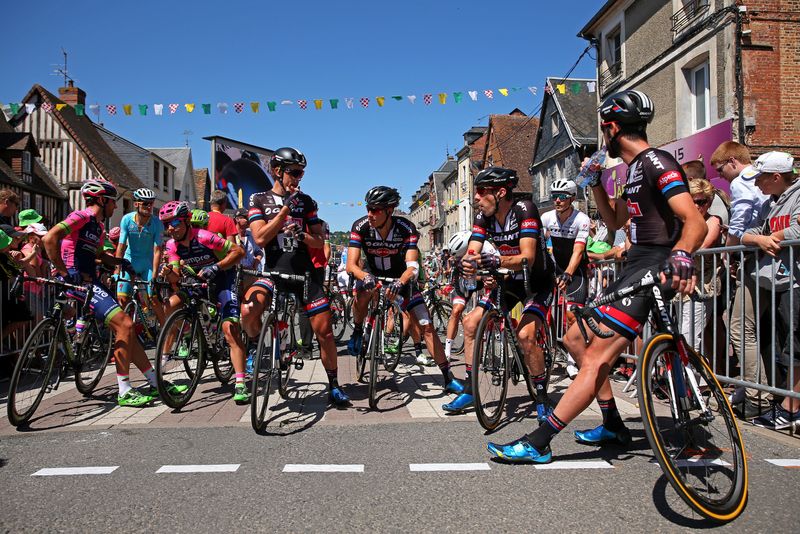 Several Giant-Alpecin riders at the start