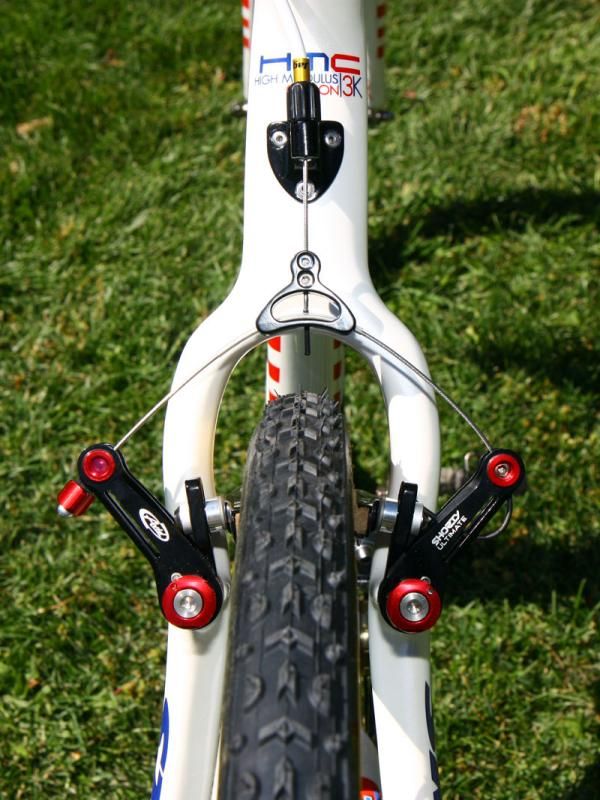 The riveted-on rear brake housing stop is attached high enough on the seat stay wishbone to allow a wide range of setup options.