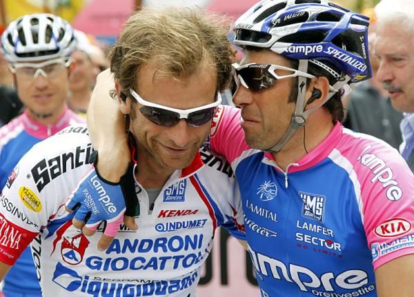 Gilberto Simono (Lampre - Farnese Vini), riding his final Giro d'Italia, shares a word with Michele Scarponi on the start line.