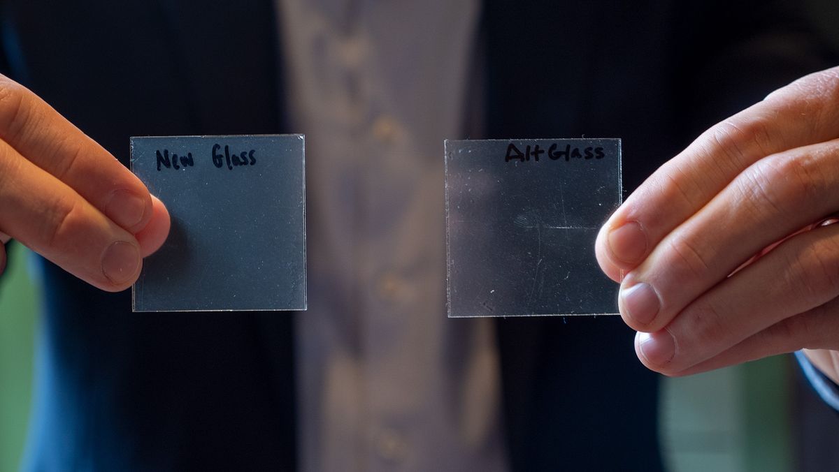Motorola's MWC display of how scratch resistant Gorilla Glass Victus 2 is versus the previous generation glass