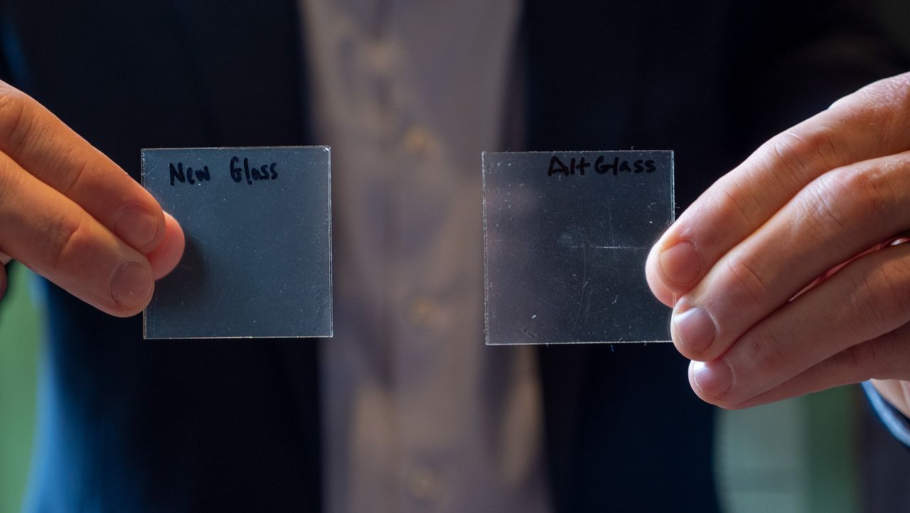 Motorola's MWC display of how scratch resistant Gorilla Glass Victus 2 is versus the previous generation glass