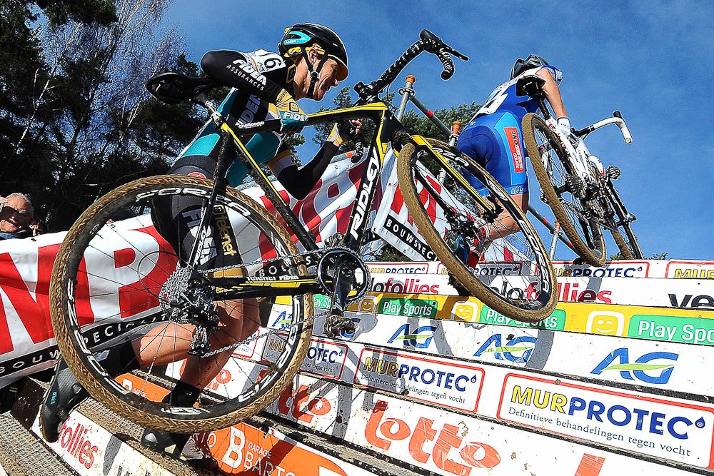 Ellen Van Loy trails Sanne Cant up the stairs at the 2016 Belgian championships