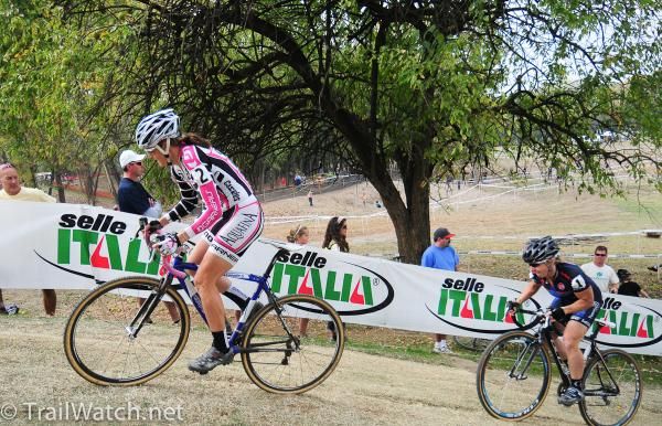 Natasha Elliot (Garneau Club Chaussure) leads Laura Van Gilder on the first lap
