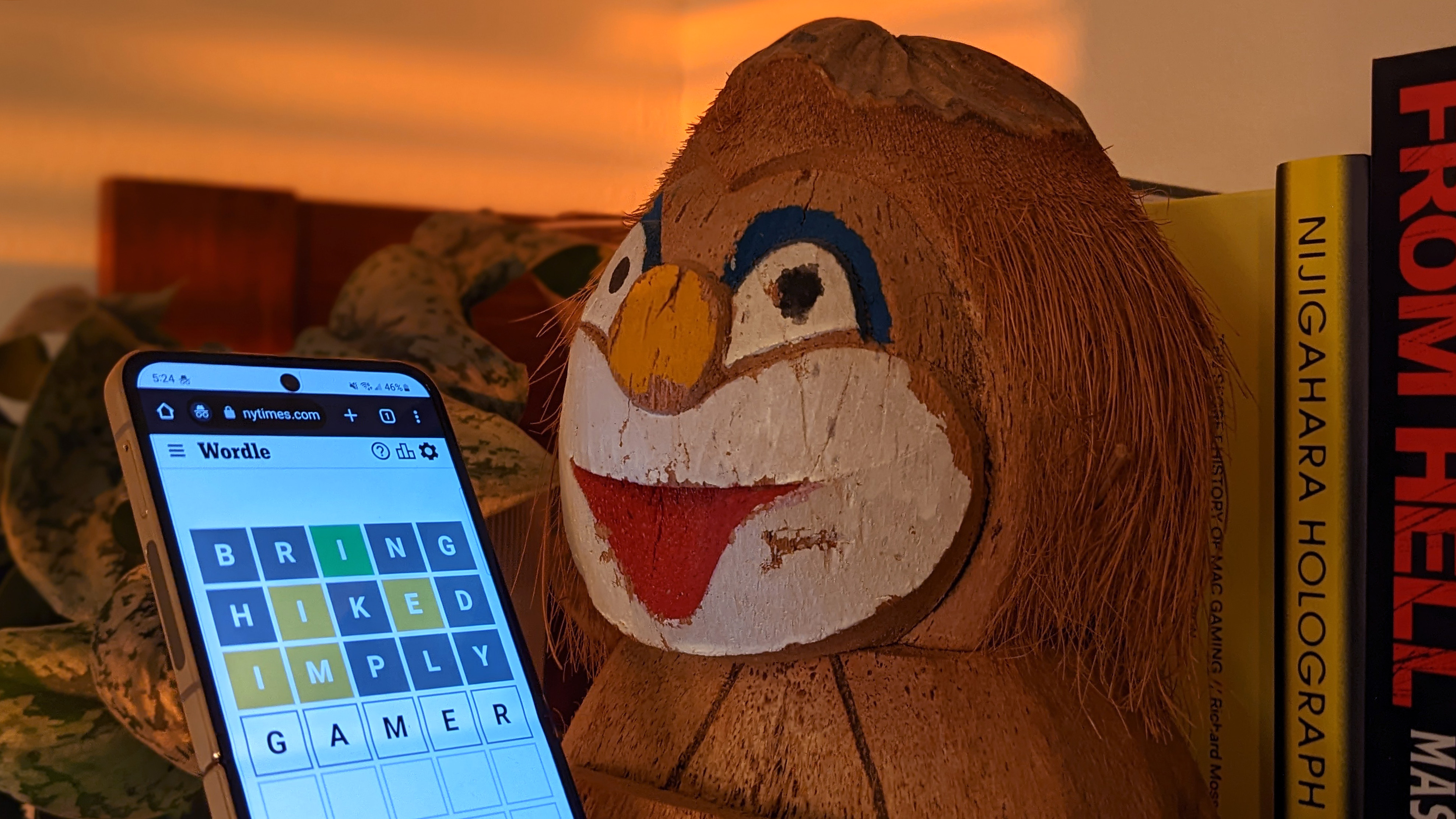 Respuesta de Wordle: un teléfono con Wordle parece estar sostenido por un mono de juguete